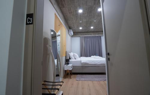 Кровать или кровати в номере THE ROOMS