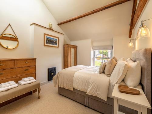 1 dormitorio con 1 cama grande y vestidor en 4 bed in Crickhowell 85242, en Crickhowell