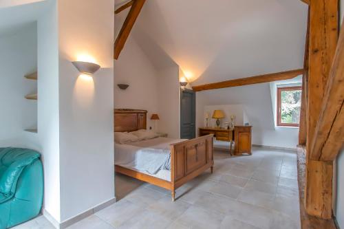 a bedroom with a bed and a desk at Domaine au cœur des 3 vallées in Moutiers