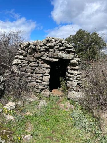 an old stone building on the side of a hill at La Remise-Gîte de charme 7 personnes avec jacuzzi in Saint-André-de-Sangonis