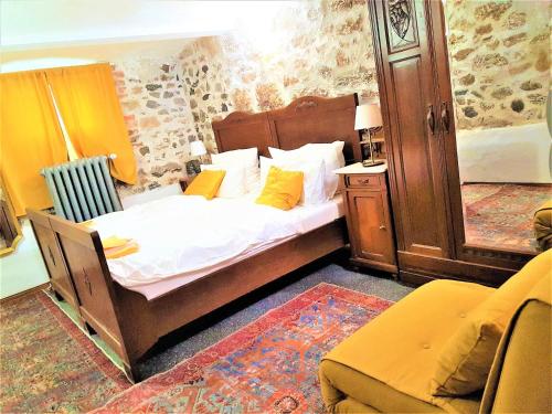 1 dormitorio con 1 cama con sábanas blancas y almohadas amarillas en Deluxe-Appartement-70m2-mit-Fruehstueck-Gruppenunterkuenfte-im-Oberharz en Sankt Andreasberg