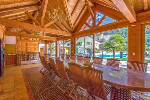 a large dining room with a long table and chairs at Domaine au cœur des 3 vallées in Moutiers