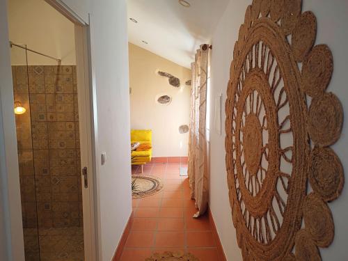 La salle de bains est pourvue d'une douche et d'un miroir mural. dans l'établissement Quinta de Matrena, à Macieiros
