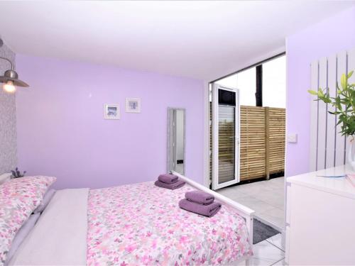 biała sypialnia z łóżkiem i dużym oknem w obiekcie 1 bed in Beccles 65080 w mieście Beccles