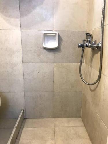 ein Bad mit einer Dusche und einem Seifenspender an der Wand in der Unterkunft 2 ambientes, Rosedal de Palermo y embajada EEUU in Buenos Aires