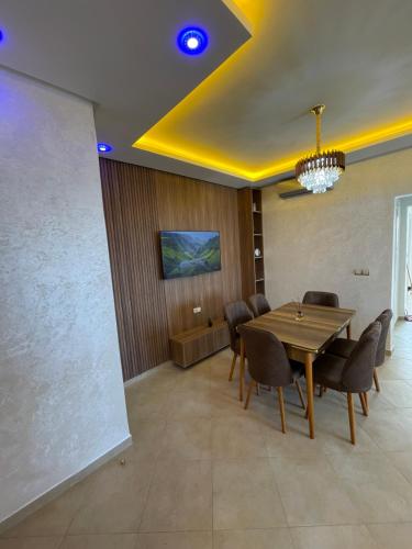 - une salle à manger avec une table et des chaises en bois dans l'établissement appartement vue sur piscine et montagne imi ouadar taghazout, à Taghazout