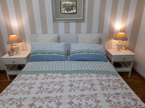 1 dormitorio con 1 cama grande y 2 mesitas de noche en INALPI ARENA ex Pala Alpitour-STADIO OLIMPICO - Luxury Apartment Virgilio - Santa Rita, en Turín