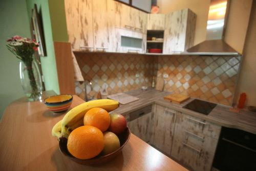 - un bol de fruits sur un comptoir dans la cuisine dans l'établissement Studio Tash, à Belgrade