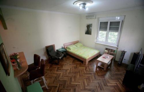 Cette chambre comprend un lit, une table et une fenêtre. dans l'établissement Studio Tash, à Belgrade