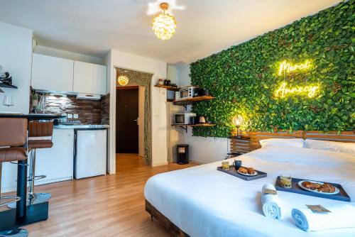 - une chambre dotée d'un lit avec un mur vert dans l'établissement Cabana & Merci Annecy - Parking et Proche du Lac, à Annecy