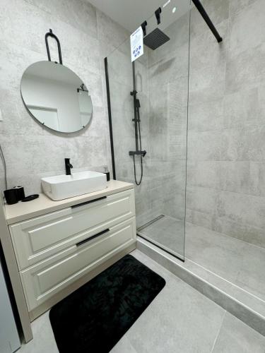 Ένα μπάνιο στο Stylish Apartment Getaway with self check-in and free parking lot
