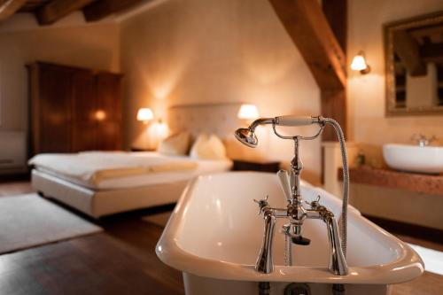 ein Badezimmer mit einem Waschbecken und ein Schlafzimmer mit einem Bett in der Unterkunft Poggio Antico in Monte San Vito
