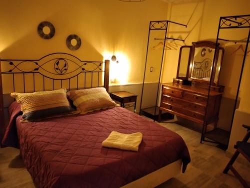 een slaapkamer met een bed, een dressoir en een spiegel bij Las Rosas - bulnes 121 in La Rioja