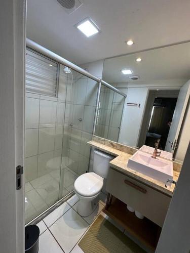 a bathroom with a toilet and a shower and a sink at Apartamento cuiaba climatizado in Cuiabá