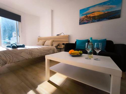 sala de estar con cama y mesa con copas de vino en Yinfa 2 Sunset Apartment en Tamaimo