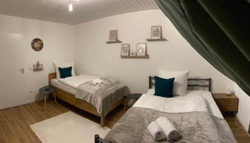Giường trong phòng chung tại Anjas Appartement I zentral I 81 qm stilvolle geräumige Wohnung I Parkplätze vorhanden