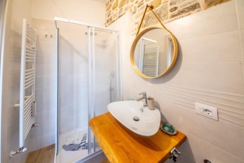 a bathroom with a sink and a shower at B&B La dimora in Albidona