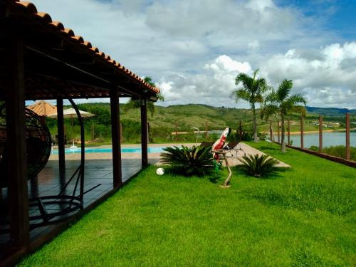 een uitzicht op een zwembad met een resort bij Rancho Paraíso in Capitólio