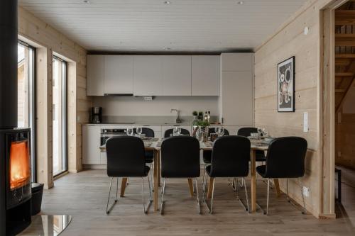cocina y comedor con mesa y sillas en Helt nytt exklusivt boende i Stöten, en Sälen
