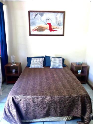 利比里亞的住宿－Gamboa Lodging 1，一间卧室配有一张大床和两张桌子