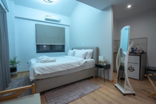 Кровать или кровати в номере THE ROOMS