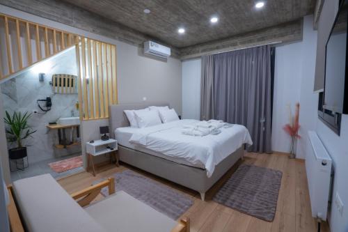 Кровать или кровати в номере THE ROOMS
