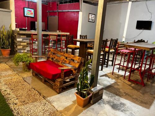 利比里亞的住宿－Gamboa Lodging 1，餐厅设有长凳和桌椅