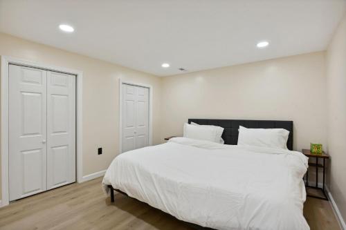 מיטה או מיטות בחדר ב-Luxury 3 BR Single Family Home - Half acre lot
