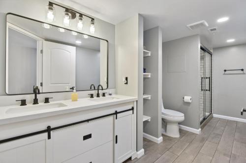 Baño blanco con lavabo y aseo en Luxury 3 BR Single Family Home - Half acre lot en Herndon