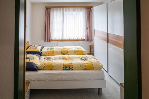 1 Schlafzimmer mit 2 Betten und einem Fenster in der Unterkunft Landwasser in Davos