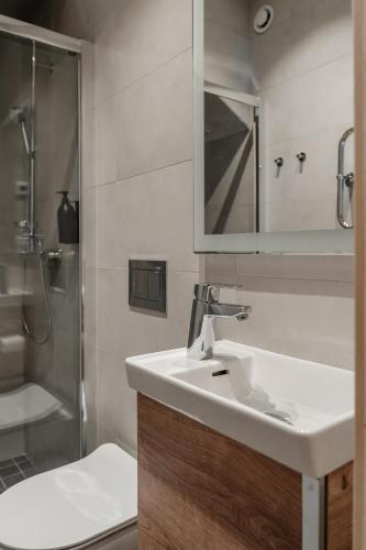 a bathroom with a white sink and a shower at Helt nytt exklusivt boende i Stöten in Sälen