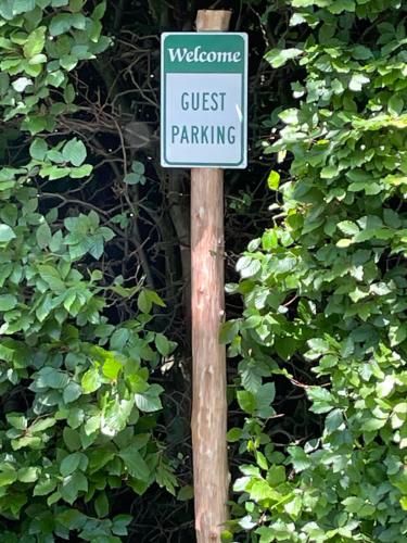 a sign that says guest parking on a pole at de graslelie in Schoten