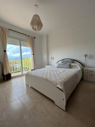 a bedroom with a bed and a large window at Pleno Centro in Viedma