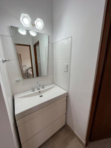 a bathroom with a sink and a mirror at Pleno Centro in Viedma