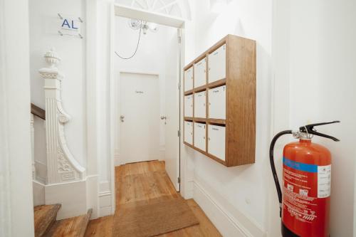 una boca de incendios está sentada en una habitación con una puerta en OPORTO GUEST Luxus Garden, en Oporto