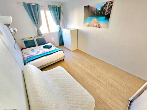 - une chambre avec un lit et un canapé dans l'établissement Très bel Appartement, 10 min gare, 20 min de Paris, à Garges-lès-Gonesse