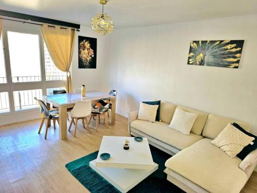 un salon avec un canapé et une table dans l'établissement Très bel Appartement, 10 min gare, 20 min de Paris, à Garges-lès-Gonesse