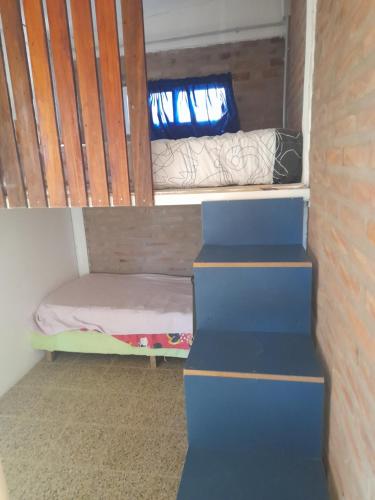 ein kleines Zimmer mit einem Etagenbett und einer Treppe in der Unterkunft Dormi familiar in Alta Gracia