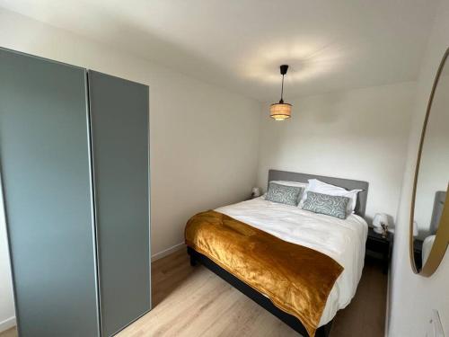 une chambre avec un lit et un grand placard dans l'établissement T2 Etelria les pieds dans l'eau, à Plouhinec