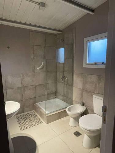 ein Badezimmer mit Dusche, Toilette und Waschbecken in der Unterkunft Hygge Loft Patagonia in Dina Huapi