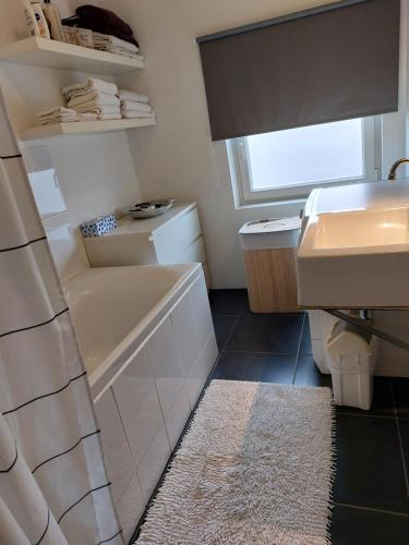 een badkamer met een bad en een wastafel bij B&B Joke de Groot in Maastricht