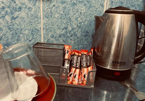 un piano di lavoro con frullatore e un contenitore di sigarette di Un studio au centre ville de Tunis a Tunisi
