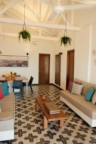 ein Wohnzimmer mit einem Sofa und einem Tisch in der Unterkunft Seaflower Boutique lodge in Providencia