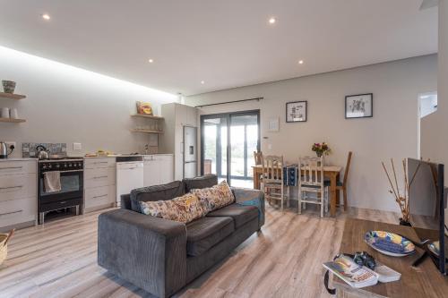 Una cocina o zona de cocina en Prinia on Peak holiday home