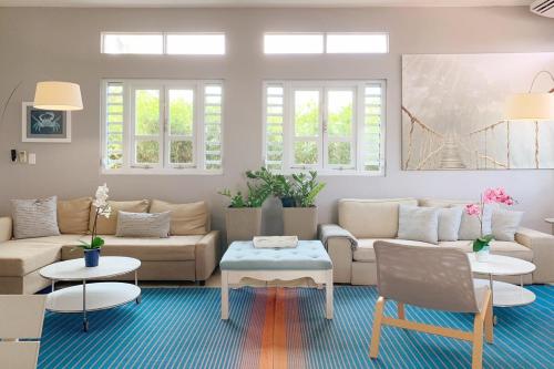 sala de estar con sofá y mesa en 5 bedroom Exclusive Beach Villa - WOW! villa, en Punta Santiago