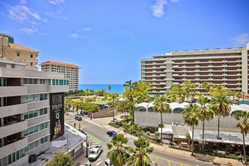 une vue aérienne sur une ville avec des palmiers et des bâtiments dans l'établissement soundproof windows over Condado Beach, San Juan apts, à San Juan