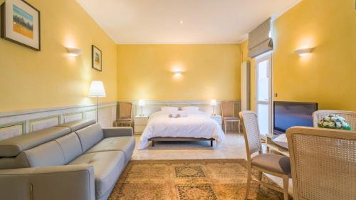 a living room with a bed and a couch at Le SAPHIR - Confort - Proche Mag Outlet Troyes - Parking gratuit in Pont-Sainte-Marie