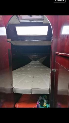 a small bed in the back of a vehicle at vacances de rêve sur la méditerranée in Empuriabrava