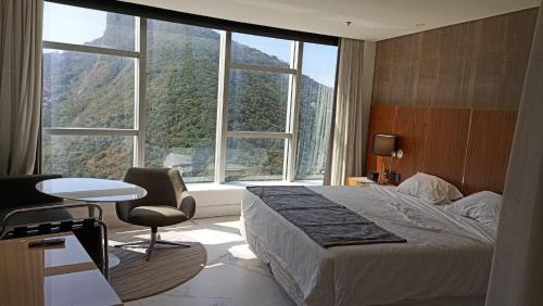 een hotelkamer met een bed en een groot raam bij Hotel Nacional in Rio de Janeiro