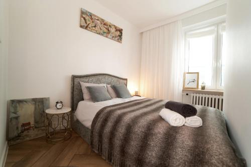 a bedroom with a bed with two towels on it at Wawahome studio old town in Warsaw